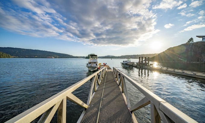 District of North Vancouver Cabine | The Beachfront Cabin at Belcarra