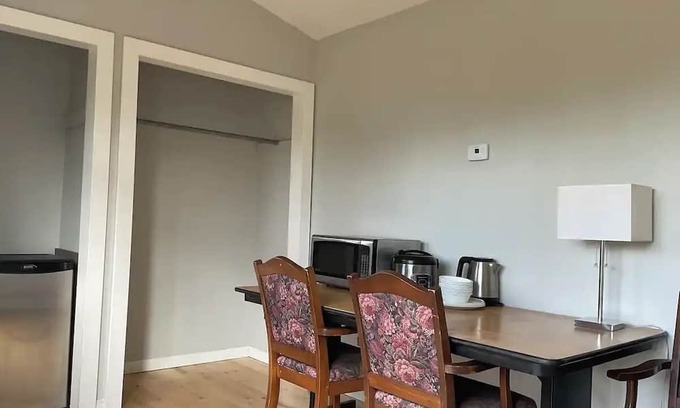 North Okanagan Cabine | The Mansard suite two-bedroom plus den