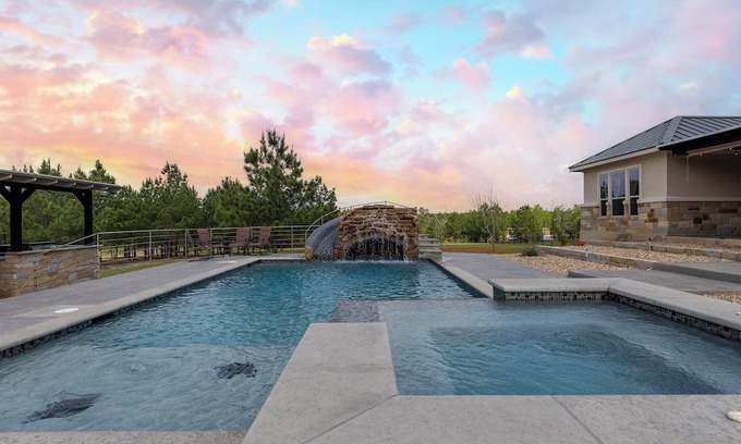 Circle D-KC Estates Maison | Pine Tree Palace - Private -Heated Pool - Jacuzzi