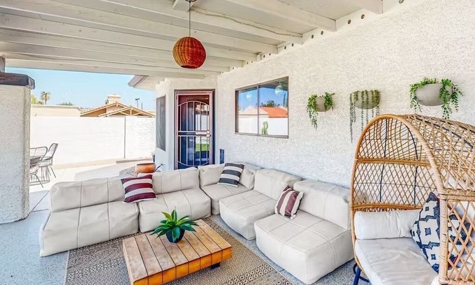 Paradise Valley Village Maison | - NEW - Desert Daze Retreat - Mountain View’s, Pool & Private Backyard Oasis