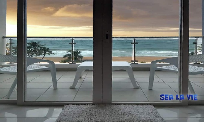 Mount Lavinia Appartement | Enjoy a beautiful sunset from your ocean-view bedroom.
