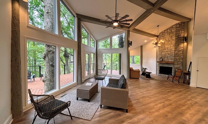 East Central Shelby Maison | Gorgeous 5-bedroom lakefront retreat you won't want to leave!