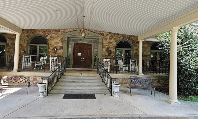 Valley Forge Maison | Cozy hotel in charming Phoenixville with WiFi, AC