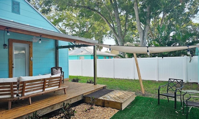 Dunedin Maison | Blue Bungalow: 2/2 SFH w fenced in yard