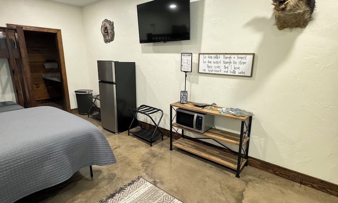 Palestine Cabine | Secluded Cozy Cabin in the East Texas Woods 20 mins. to Polar Express 1 of 2