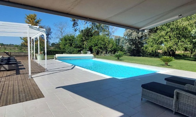 Saint-Romain-de-Benet Lit Et Petit-Déjeuner | In a beautiful property, very pretty, comfortable guest room in a quiet location.