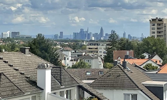 Bad Soden am Taunus Appartement | Apartment 'Taunus-Zimmer Skyline-Blick' with Wi-Fi