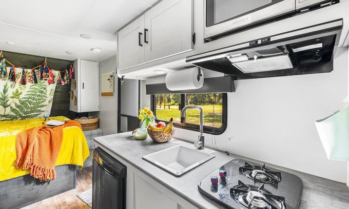 Holmes County Maison | ‘ Adventure Awaits’: 21ft Lightweight Travel Camper