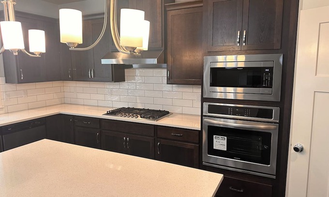 Wilkes East Maison | Spacious 5-bedroom house in perfect Portland with AC, WiFi, washer and dryer.