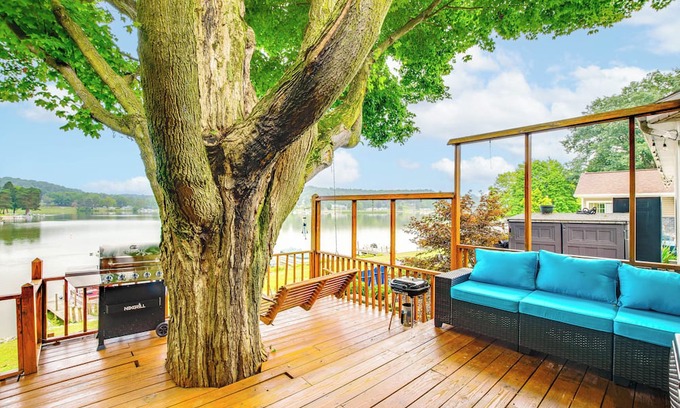 Hanoverton Maison | Guilford Lake Retreat w/ Dock & Kayaks!