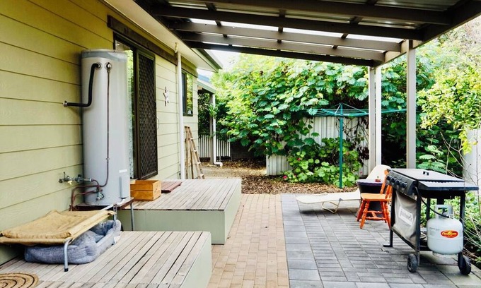 Port Willunga Maison | Cosy retro style holiday home, pet friendly. nClose to beach.