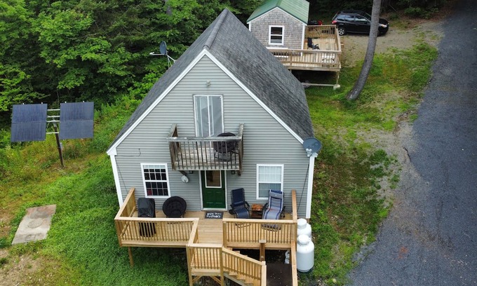 Bingham Cabine | Cozy 1 bedroom cabin with a loft, living space with internet, and a creek!