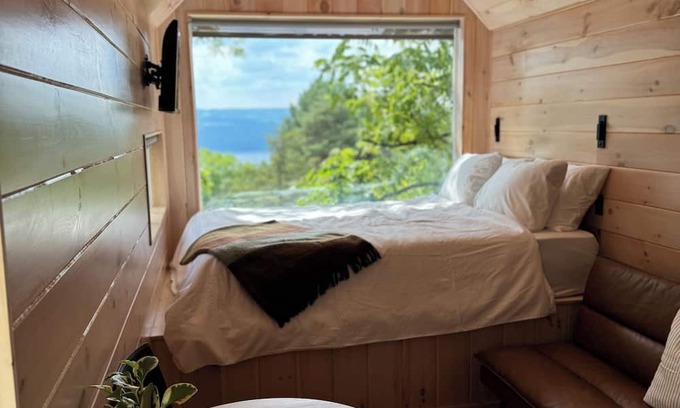 Burdett Appartement | Lakeview Studio Cabin in Perfect Finger Lakes Location