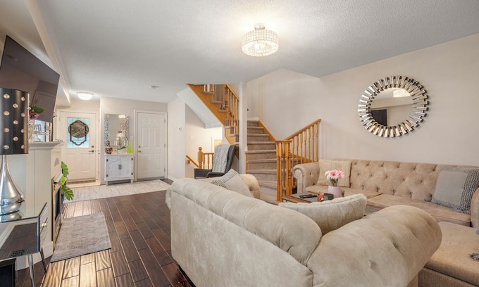 Watertown Maison | Spacious 5-bedroom house in wonderful Hamilton with fitness room, WiFi .
