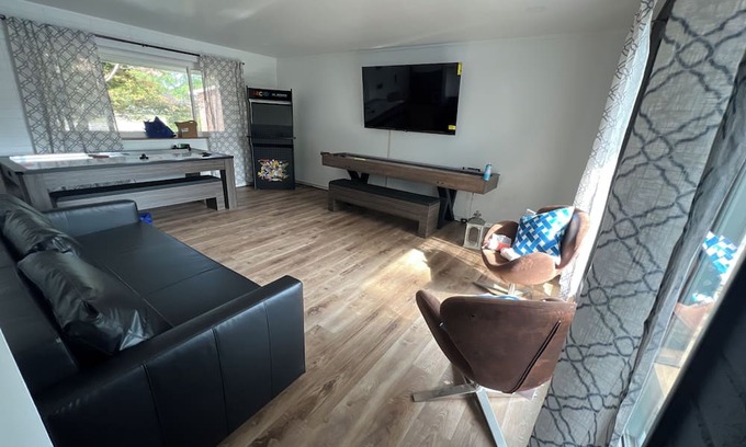 Frankfort Maison | Spacious 4-Bedroom Home in Frankfurt, IN, Sleeps 16 with Inground Pool