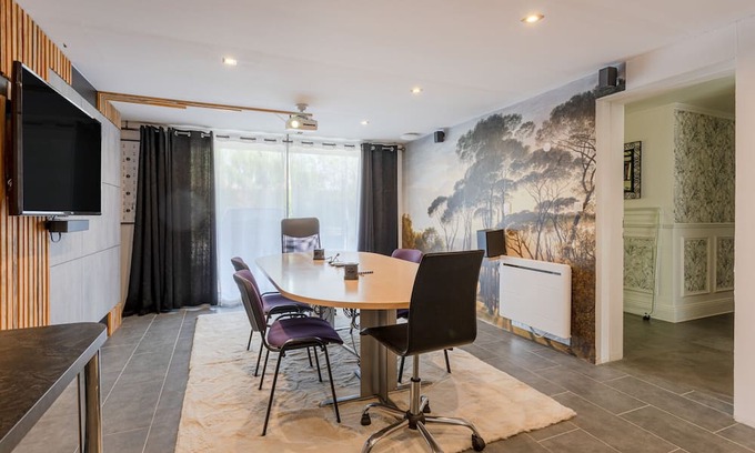 La Ferriere Appartement | Apartment 'Appt Rez-de-jardin Salle De Réunion' with Garden and Wi-Fi