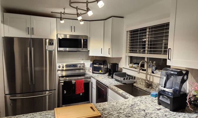 University Place Maison | Quiet 1 bedroom 1 bathroom in University Place