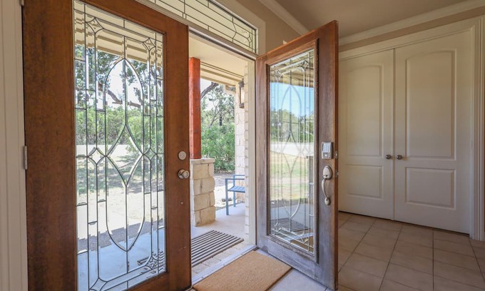 Leon Junction Maison | Stunning 5 bedroom with lake access