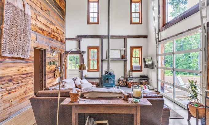 Independence Maison | NEW LISTING! Mountain Cabin: Vintage Charm Meets Modern Luxury by RedAwning