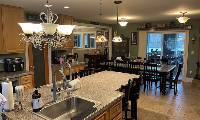 Canton Maison | 4500 Sq ft Large 5 Bedroom 4 Bath Home Close to Colleges