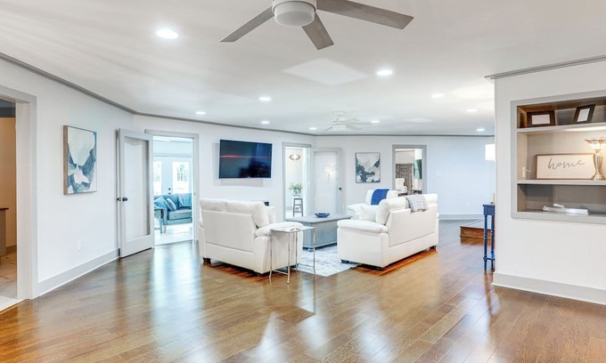 Burnside Maison | Group Getaway in Gonzales ~ 25 Mi to Baton Rouge!