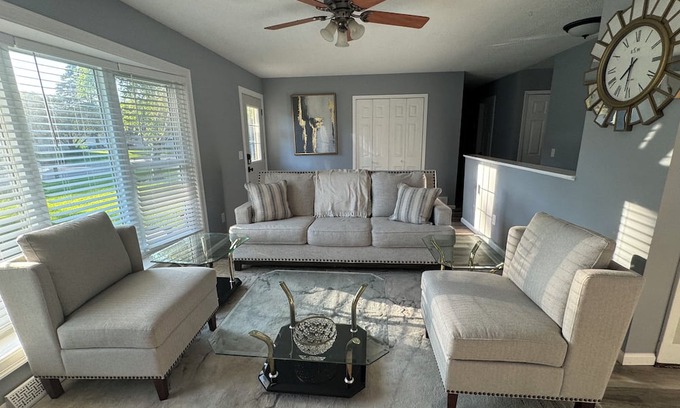 Brooklyn Park Maison | Spacious 5-Bedroom Retreat with Finished Basement - 18 Miles from the City