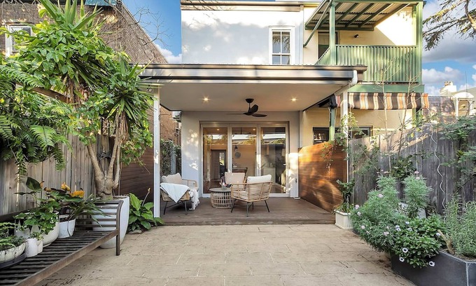 Redfern Maison | Prime Location Retreat with Private Garage Parking