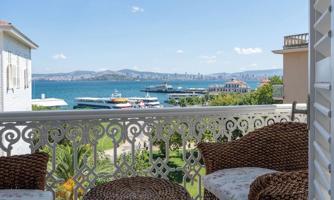 Adalar Appartement | A luxury palace apartment with an amazing sea view in Princess Islands