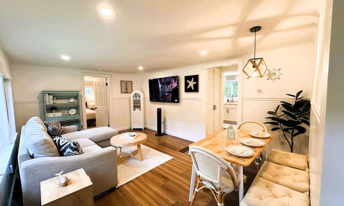 Campground Landing Maison | New! Coastal Comfort~Walk to Beach~3bd