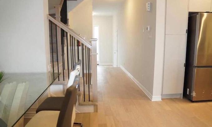 Chapel Hill South Maison | Clean, beautiful and spacious home close to gyms, malls and restaurants