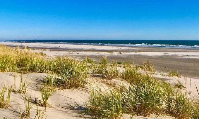 Sea Isle City Maison | Spacious 4-br townhome with front & back water views, in charming Sea Isle City