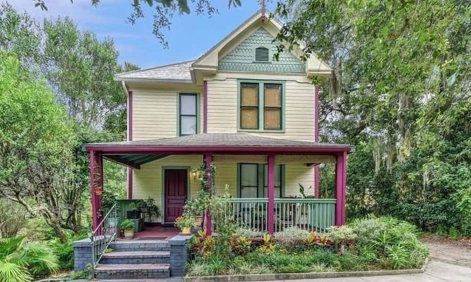 DeLand Maison | The Victorian House
