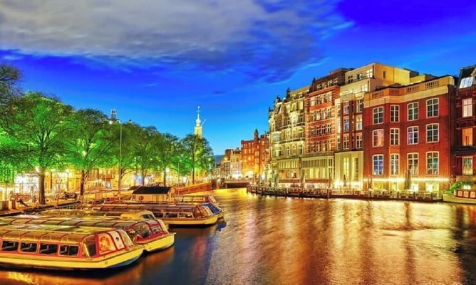Weesperzijde Appartement | Newly Renovated Apartment Right By The Famous Amstel River