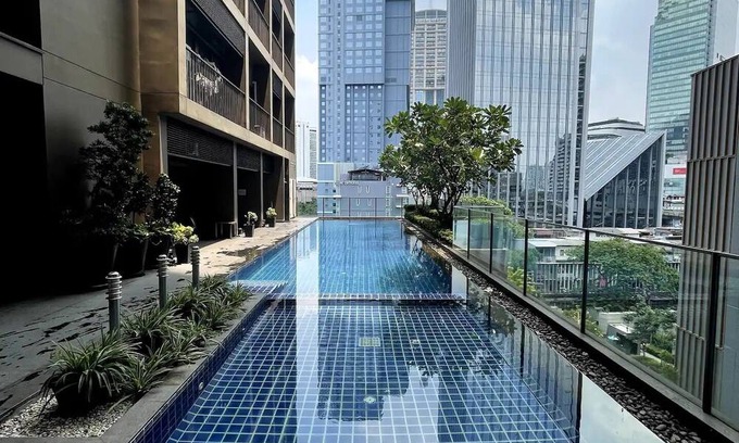 Khlong Tan Appartement | High Condo with Balcony & King Bed in Phrom Phong