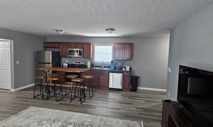 Morehead Appartement | Two bedroom and two bath, with soaker tub downtown in Morehead.