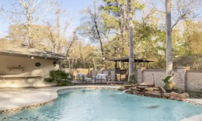 Barrett Maison | 12 beds, Pool, Parking, Large backyard, Pet friendly