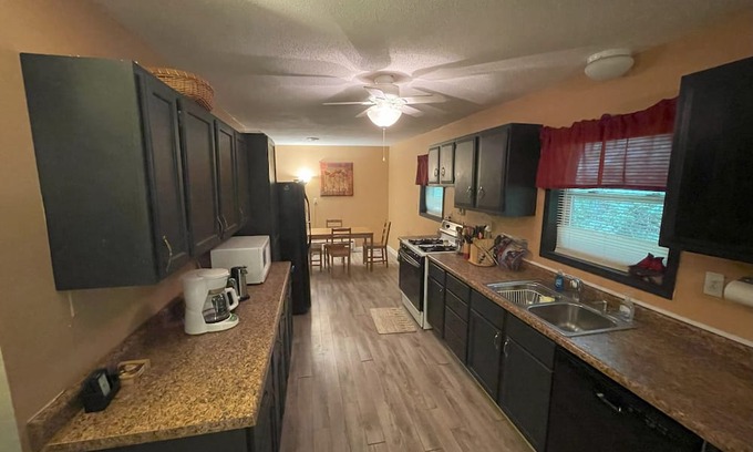 Springfield Appartement | Scenic lower level 1-bedroom apartment in wonderful Springfield with WiFi, AC
