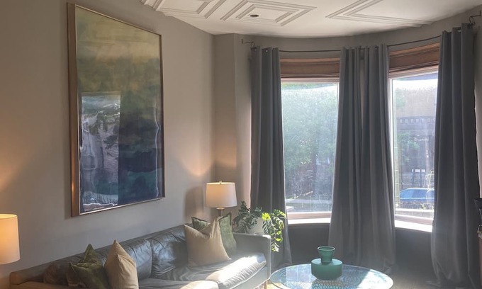 Grand Boulevard Maison | Charming 4-bedroom row home with AC, pool table, fitness room, WiFi in Chicago