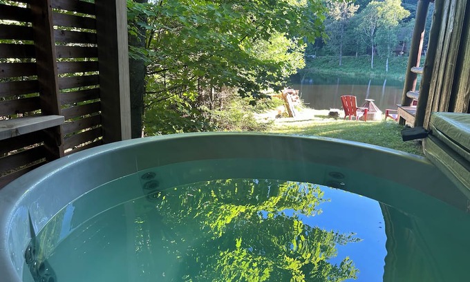 Wentworth-Nord Chalet De Ski | Nature cottage, nature's front row seat right at your spa or fireplace