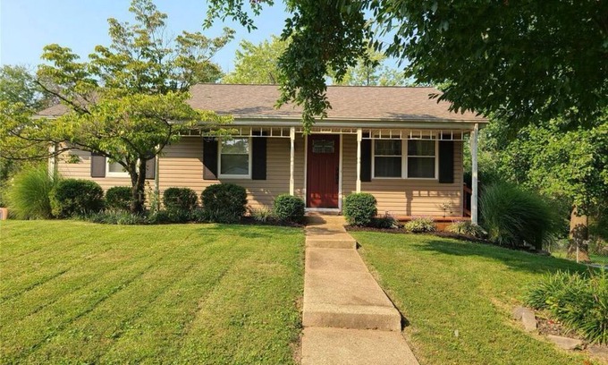 Ballwin Maison | Charming 1-bedroom in basement with AC, WiFi in awesome Ballwin