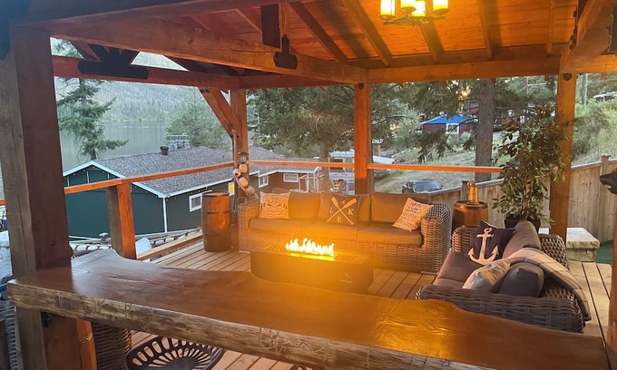 Loon Lake Maison | Cozy Lake front Lodge, great trout fishing. Pet-Friendly!