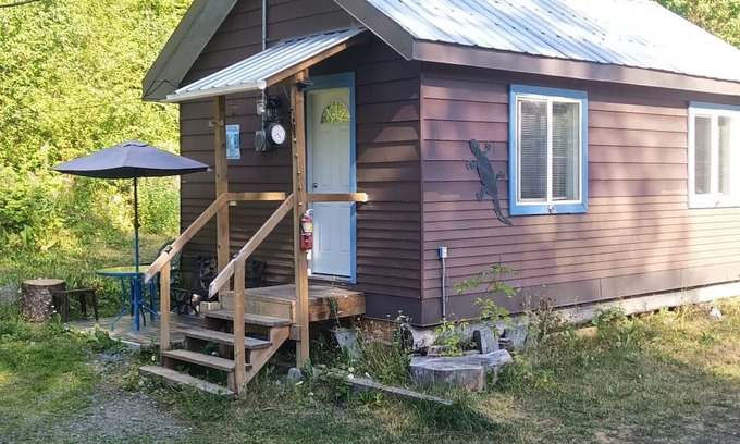 Likely Maison | Cozy cabin meters away from the Cedar creek and Quesnel Lakennnn