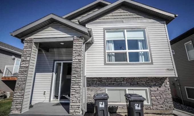 Clairmont Appartement | 3 bed, 2 full bathrooms parking for 2 vehicles