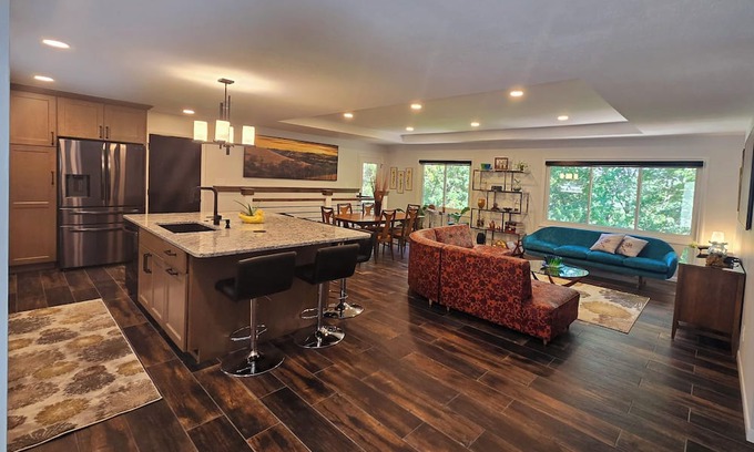 Manhattan Maison | The Bradley House - Beautiful & Spacious Home - Near Campus & Stadium