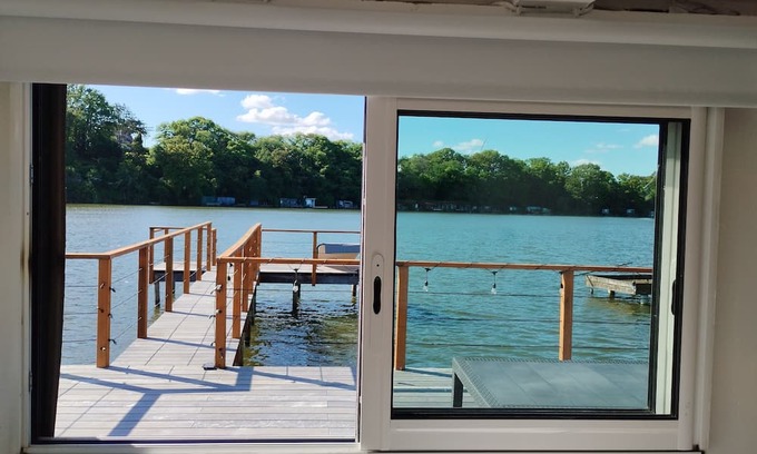 Domalain Cabine | Unusual accommodation: accommodation on the water