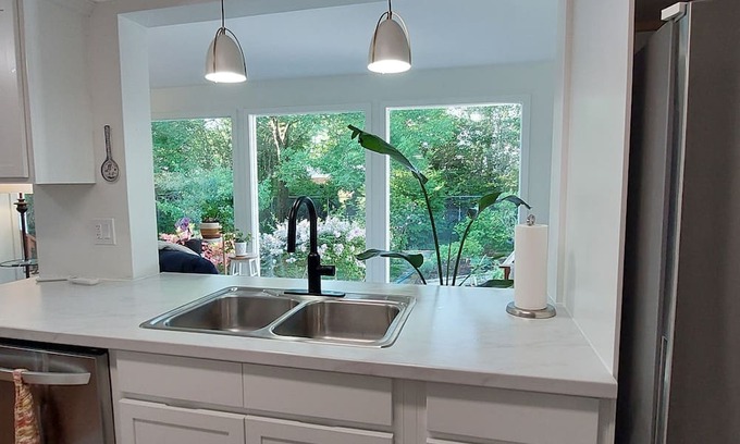 Yarmouth Maison | Lovely 2-bedroom accommodation with private garden minutes from Maine ferry.