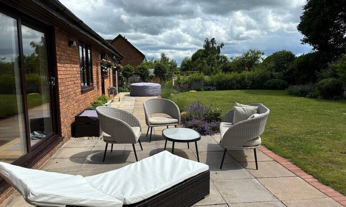 Taunton Maison | Beautiful bungalow with a sauna, hot tub and games, close to town and walks