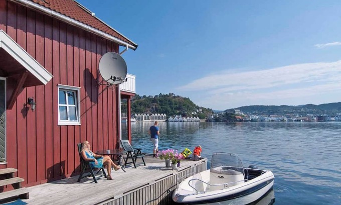 Flekkefjord Appartement | Holiday apartment "Fagerstrand 1", in Flekkefjord, southern Norway, in a beautiful location directly on the water, 4-6 persons, open living-dining area, 2 bedrooms, 1 loft with double mattress, 1 bathroom, Internet, own small veranda with access t...
