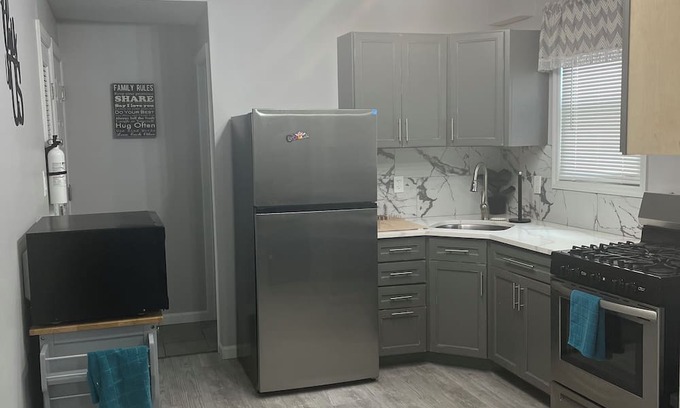Weequahic Appartement | Superb 2-bedroom apartment in charming Newark with AC, WiFi, dresser