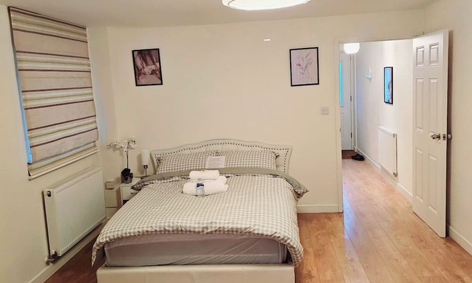 Stone Maison | Clean cosy& Large Bedroom in Dartford - Close to all amenities & Central London